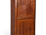 une photo d'une grande armoire en bois avec un plateau en marbre
