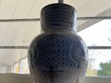 un vase bleu et blanc posé sur le rebord d'une fenêtre