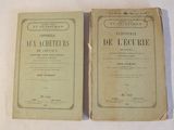 deux vieux livres posés sur une table l'un à côté de l'autre