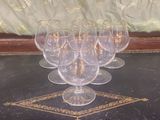 six verres à vin posés sur une table noire