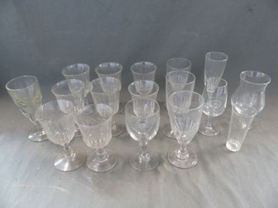 un grand nombre de verres à vin vides posés sur une table