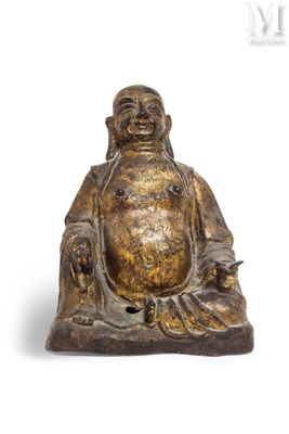 une image représentant une statue d'un Bouddha souriant assis sur une surface blanche