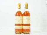 deux bouteilles de vin posées l'une à côté de l'autre sur une surface blanche