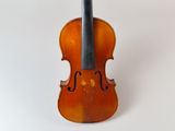 un gros plan d'un violon posé sur une surface blanche