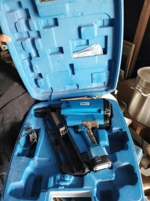 une mallette bleue contenant des outils, posée sur une table