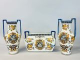 Deux vases et une jardinière sont posés sur une table