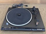 gros plan d'une table tournante sur laquelle se trouve un tourne-disque