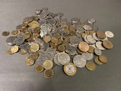 un tas de pièces posé sur une table