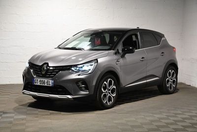le nouveau renault c - hr suv est garé dans un garage