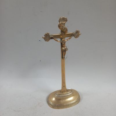 crucifix plaqué or sur un socle surmonté d'une couronne