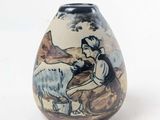 un petit vase sur lequel est représentée une femme et un chien