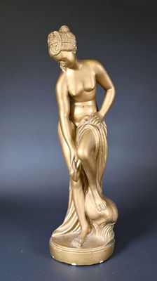 Diane au bain en plâtre doré Marqué JPMD au dos (petits écla…