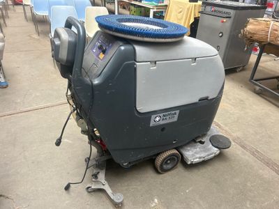 une machine posée par terre dans la cour