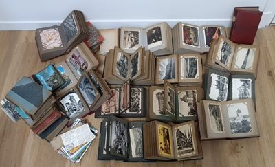 un grand nombre de livres posés sur le sol