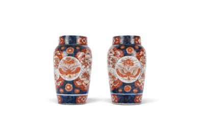 une paire de vases ornés de motifs floraux orange et bleus