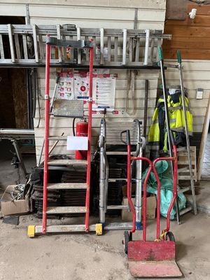 de nombreux outils qui traînent à l'extérieur d'un bâtiment