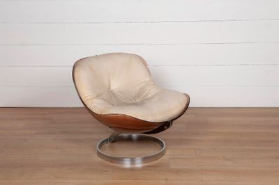 une chaise qui se trouve dans une pièce avec du parquet