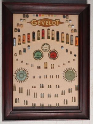 GEVELOT. Panneau de présentation de munitions (vides), fond …