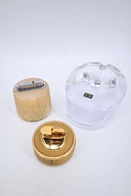 un petit objet en verre posé sur un socle en bois, à côté d'un autre petit objet en verre