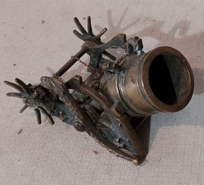 un objet métallique posé sur une table