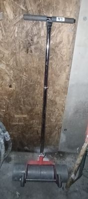 une photo d'une autolaveuse dans un garage