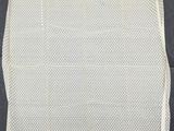 un morceau de tissu blanc parsemé de petits points blancs