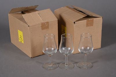 trois verres à vin vides devant une boîte en carton
