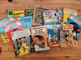 de nombreux livres pour enfants posés sur une table en bois