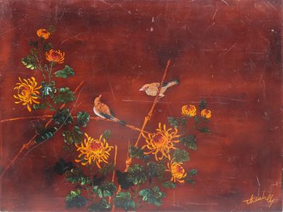 une peinture représentant des oiseaux et des fleurs sur fond rouge