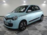 la photo d'une petite voiture bleue garée dans un garage