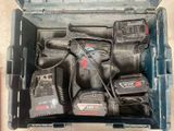 une boîte à outils contenant des outils, posée sur le sol