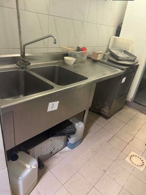 deux éviers dans la cuisine avec beaucoup de déchets