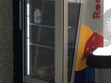 un petit réfrigérateur sur lequel est apposé un logo Red Bull
