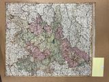 une vieille carte de l'Angleterre sur laquelle est collé un post-it