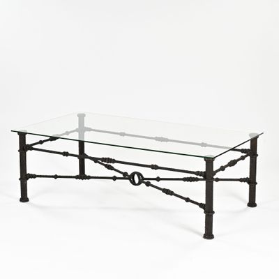 une table basse en fer et en verre sur fond blanc