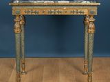 une photo d'une petite table avec un plateau en marbre posée sur un parquet
