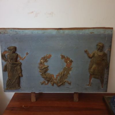 Haut de trumeau début XIX° en bois et stuc, 45 x 74 cm, acci…