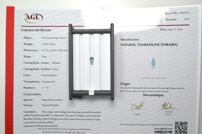 un certificat au dos d'une boîte sur laquelle figure l'image d'un diamant