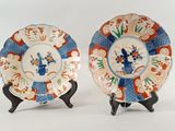 paire d'assiettes japonaises en porcelaine d'Imari sur leurs socles