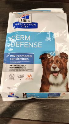 les aliments pour chiens sur ordonnance de la marque Hill's, avec une tête de chien qui dépasse du sac