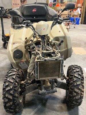 une photo d'un quad dans un garage