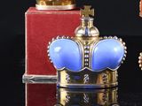 une figurine représentant un homme et une couronne posées sur une table