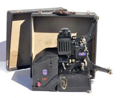 un vieux projecteur de cinéma posé dans une valise ouverte