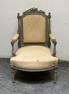 une chaise qui se trouve dans le coin d'une pièce