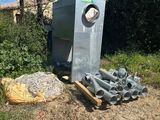 une poubelle et un tas de tuyaux par terre