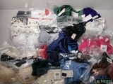 une pile de vêtements posée sur une table