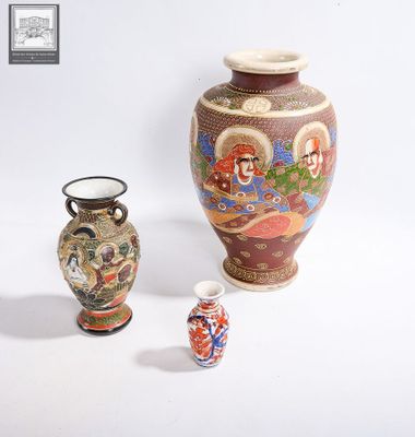 trois vases posés l'un à côté de l'autre sur une surface blanche
