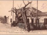 une vieille photo d'un homme qui roule à vélo dans la rue