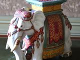 une figurine d'éléphant posée sur une table