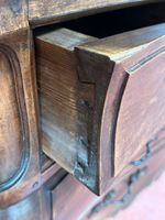 Commode de forme galbée en noyer mouluré, ouvrant par quatre… (photo 6)